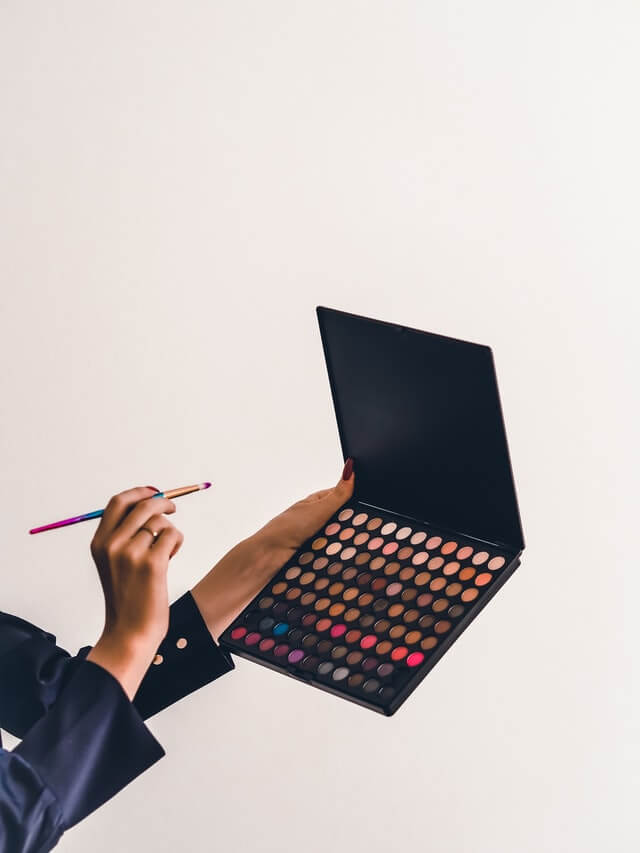 Why Is Makeup a Great Niche to Sell Online?