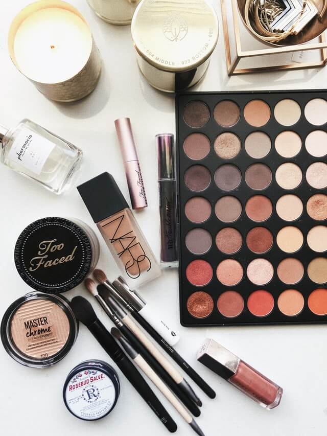 Why Choose Dropshipping Business Model for Your Online Makeup Store?