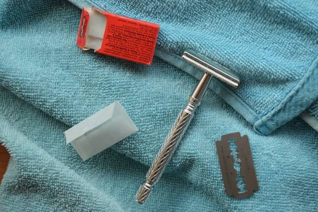 Reusable and recyclable razors