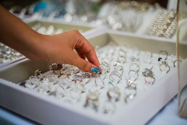 Factors to Consider When Choosing a Print on Demand Jewelry Supplier