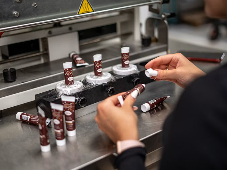 Where to Find a Cosmetics OEM Manufacturer in China